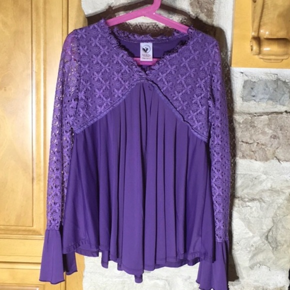 Girl & Co. By Limeapple. 
Gorgeous Flowy Top - Picture 11 of 11